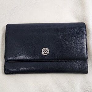 Chanel 2006-2008 Medium flap wallet. Great size!